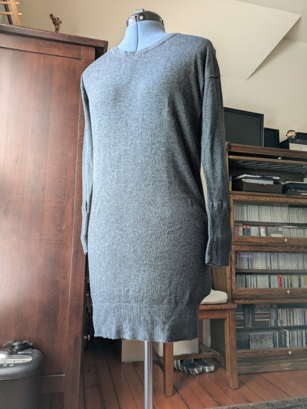 Gray fitted light weight sweater with a stylish zipper on the back - size XS/S